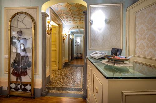 Cette chambre dispose d'un couloir avec une porte jaune. dans l'établissement Dei Medici Palace, à Florence