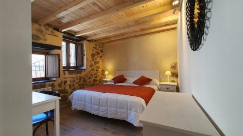 ein Schlafzimmer mit einem Bett und einem Schreibtisch in einem Zimmer in der Unterkunft Casas del Castillo, 4 in Avila