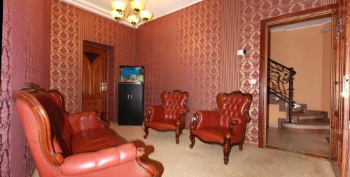 a waiting room with red chairs and a mirror at U Anity in Uzhhorod