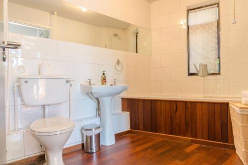 łazienka z toaletą, umywalką i wanną w obiekcie Luxury Summerhouse Annexe in lush gardens in Fowey w mieście Fowey