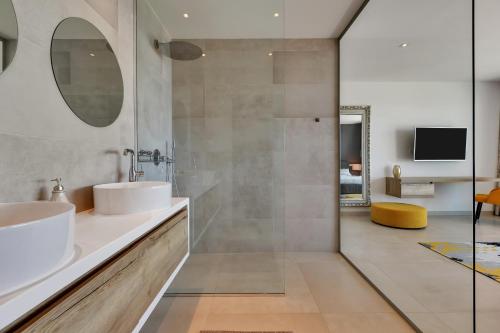 a bathroom with a sink and a shower at Villa Melody in Bast