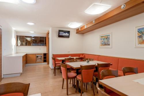 um restaurante com mesas e cadeiras e uma cozinha em Chalet Montana em Obergurgl