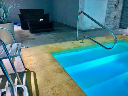 a swimming pool with a hot tub in a room at Hotel Rivadavia in Piriápolis