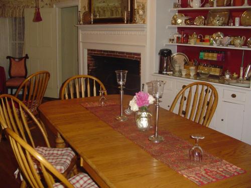 A restaurant or other place to eat at Stephen Clay Homestead Bed and Breakfast