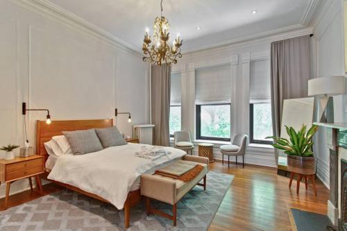 a bedroom with a large bed and a chandelier at Historic luxury Townhouse in Downtown Chicago in Chicago