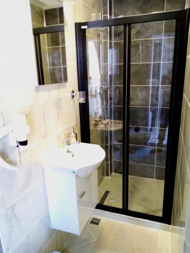 Ένα μπάνιο στο Yasin Apart hotel