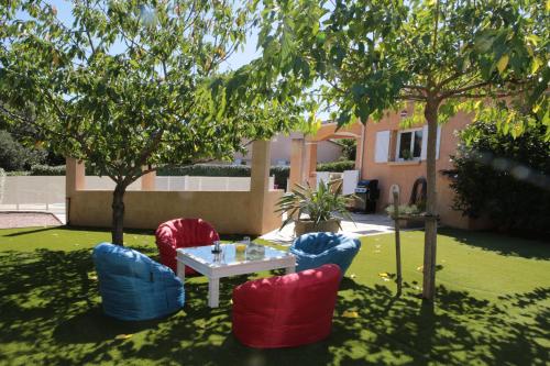 a table and chairs in a yard with trees at Di Felicita in Albitreccia