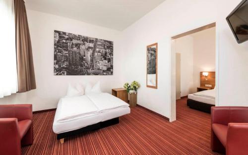 a hotel room with a bed and a tv at Boutique Hotel Zach in Innsbruck