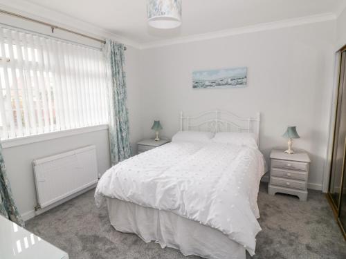 A bed or beds in a room at Honesty Cottage