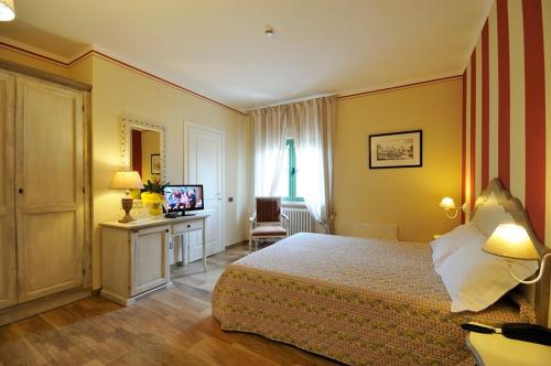 a hotel room with a bed and a television at Hotel Dei Conti in Castelnuovo di Val di Cecina