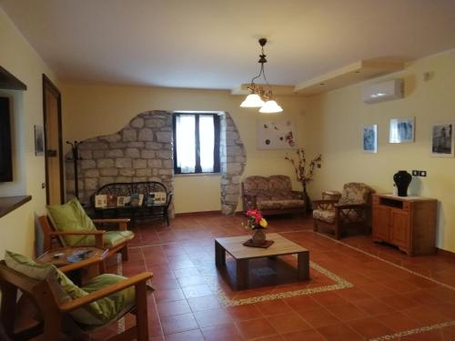 a living room with chairs and a table at Le Coste Affittacamere in San Lupo