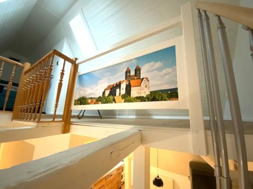 ein Fenster in einem Zimmer mit einem Bild einer Burg in der Unterkunft Suite Apartment Quedlinburg Schlosspfad in Quedlinburg