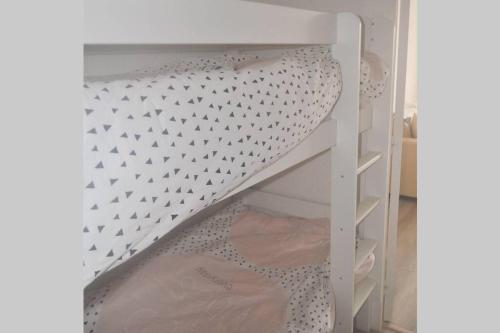 - un lit superposé avec un cadre blanc dans l'établissement L escapade, à Capbreton