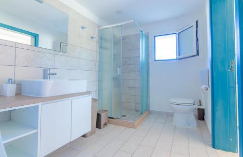 uma casa de banho com um chuveiro, um lavatório e um WC. em Pajara Fazzadio em Lido Marini