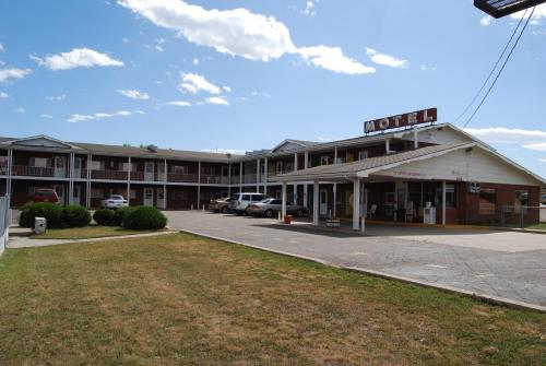 ラブランドにあるBudget Host Exit 254 Innのホテルの前の空いている駐車場