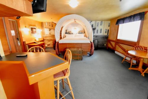 ein Schlafzimmer mit einem Bett in einem Zimmer in der Unterkunft Canad Inns Destination Centre Fort Garry in Winnipeg