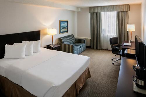 Un pat sau paturi într-o cameră la Quality Inn and Suites Montreal East