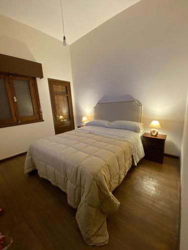 a bedroom with a large bed in a room at Apartamento Completo en el centro de Durazno in Durazno