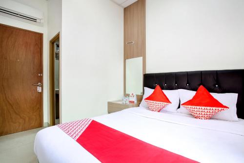 Tempat tidur dalam kamar di Capital O 106 Sarkawi Residence