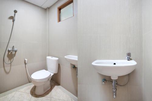 Vonios kambarys apgyvendinimo įstaigoje Capital O 106 Sarkawi Residence