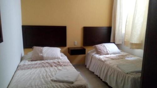 Łóżko lub łóżka w pokoju w obiekcie Hotel Posada San Juan