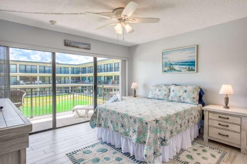 1 dormitorio con cama y ventana grande en Grandma's Rest East, en St. Augustine