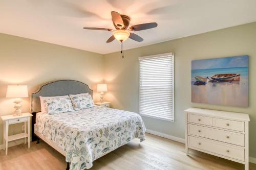 Postel nebo postele na pokoji v ubytování Seascape Family Beach Retreat