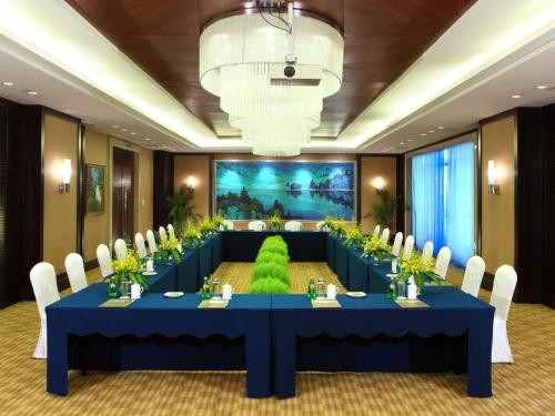 a meeting room with a blue table with a green centerpiece at Xiamen C&D Hotel-Free Welcome Snacks-Oasis Garden in Xiamen