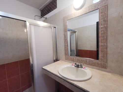Phòng tắm tại Hotel Las Dalias Inn