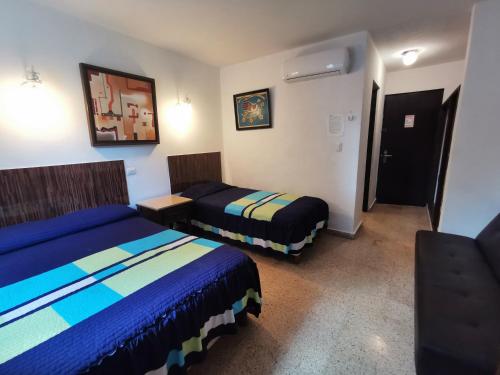 um quarto de hotel com duas camas num quarto em Hotel Las Dalias Inn em Mérida