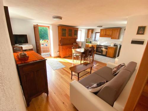 sala de estar con sofá y cocina en Casa Vacanze Grand-Haury da Andrea en Arvier