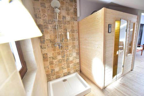 Zdjęcie z galerii obiektu Casa Hanea & SPA piscina exterioara incalzita ,sauna, jacuzzi privat in fiecare apartament w Sybinie