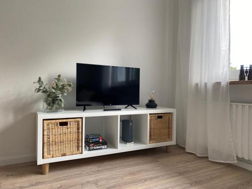 En tv och/eller ett underhållningssystem på Gemütliche Ferienwohnung für bis zu 6 Personen im Stadtzentrum