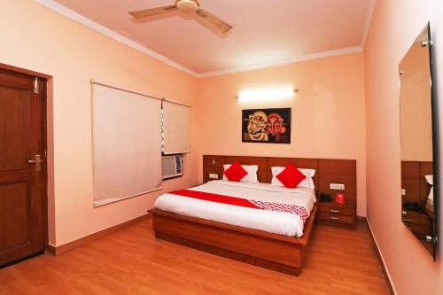 Een bed of bedden in een kamer bij OYO 338 New Paradise Smart Office Solutions