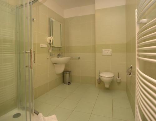 
A bathroom at Wellness hotel Harrachovka
