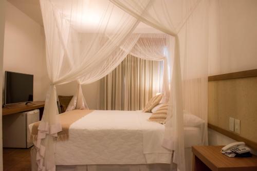 Uma cama ou camas num quarto em Sarana Praia Hotel
