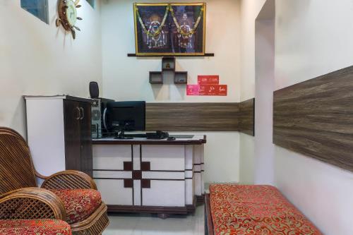 A television and/or entertainment center at OYO 49963 Sri Arunachala Residency