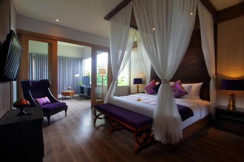 เตียงในห้องที่ The Kirana Canggu Hotel