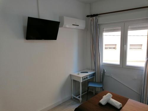 A television and/or entertainment centre at Hostal Hernan Cortes