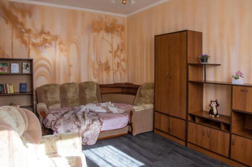 1 dormitorio con cama y estante para libros en Уютная квартира в районе ХБК на ул.Ворошилова, д.29а en Shakhty