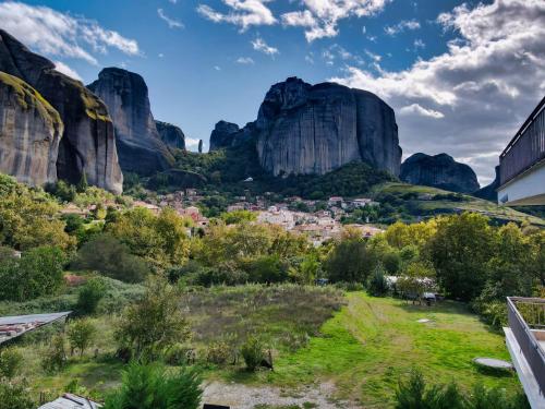 a view of a village between two large rocks at Spartacus House in Kalabaka