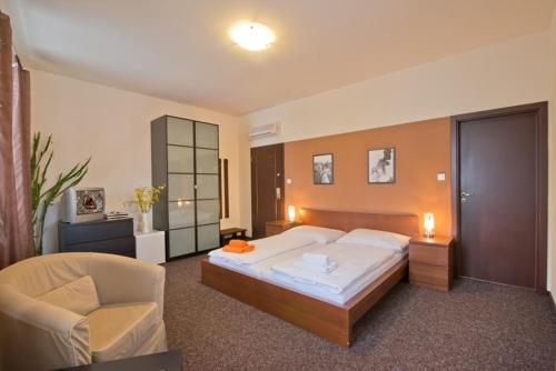 Postel nebo postele na pokoji v ubytování Hotel U Zlatého býka