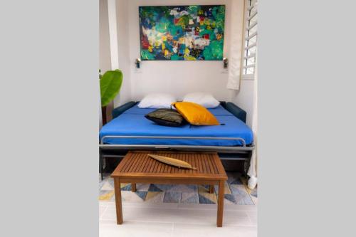 Pokój z łóżkiem i stołem w obiekcie Studio à 5kms de la capitale et porte d'entrée vers Nord Caraïbes w mieście Schœlcher