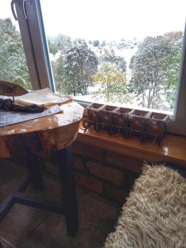 a room with a table and a window with a view at Konak Umoljani in Umoljani