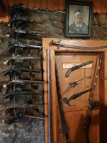 een schilderij van een man met geweren aan een muur bij SCOTS pokoje gościnne in Szklarska Poręba