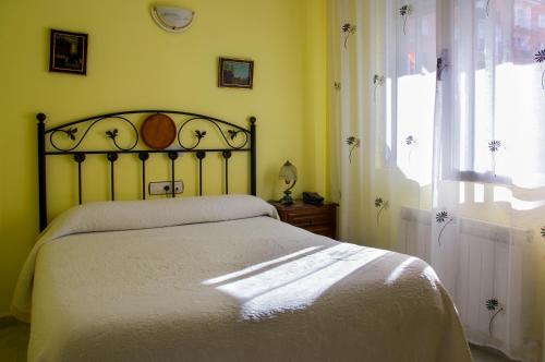 A bed or beds in a room at Hostal Algodon