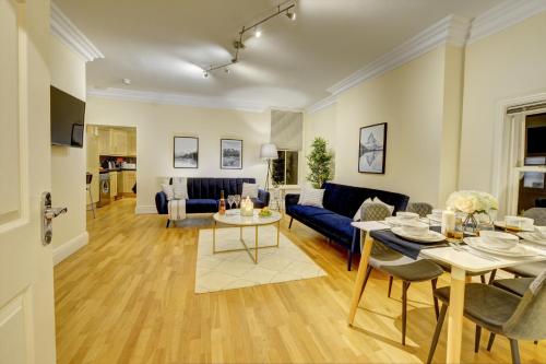 Leamington Spa Warwick Place Apartments tesisinde bir oturma alanı