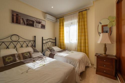 Giường trong phòng chung tại Casas-VeraPlaya Casa Marisol Al Andalus Thalassa