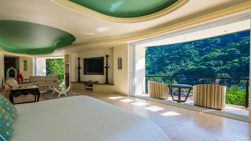 Μια τηλεόραση ή/και κέντρο ψυχαγωγίας στο Puerto Vallarta South Shore Luxury Suites,