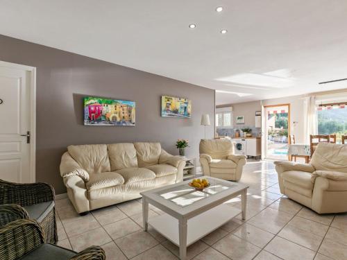 ein Wohnzimmer mit 2 Sofas und einem Tisch in der Unterkunft House in the south of France with private pool in Roquebrun